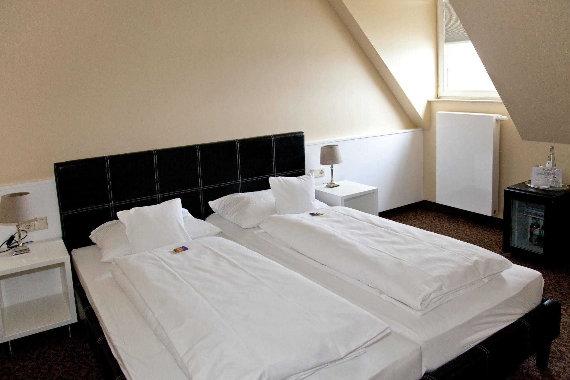 Schnellenburg Hotel Dusseldorf Bagian luar foto